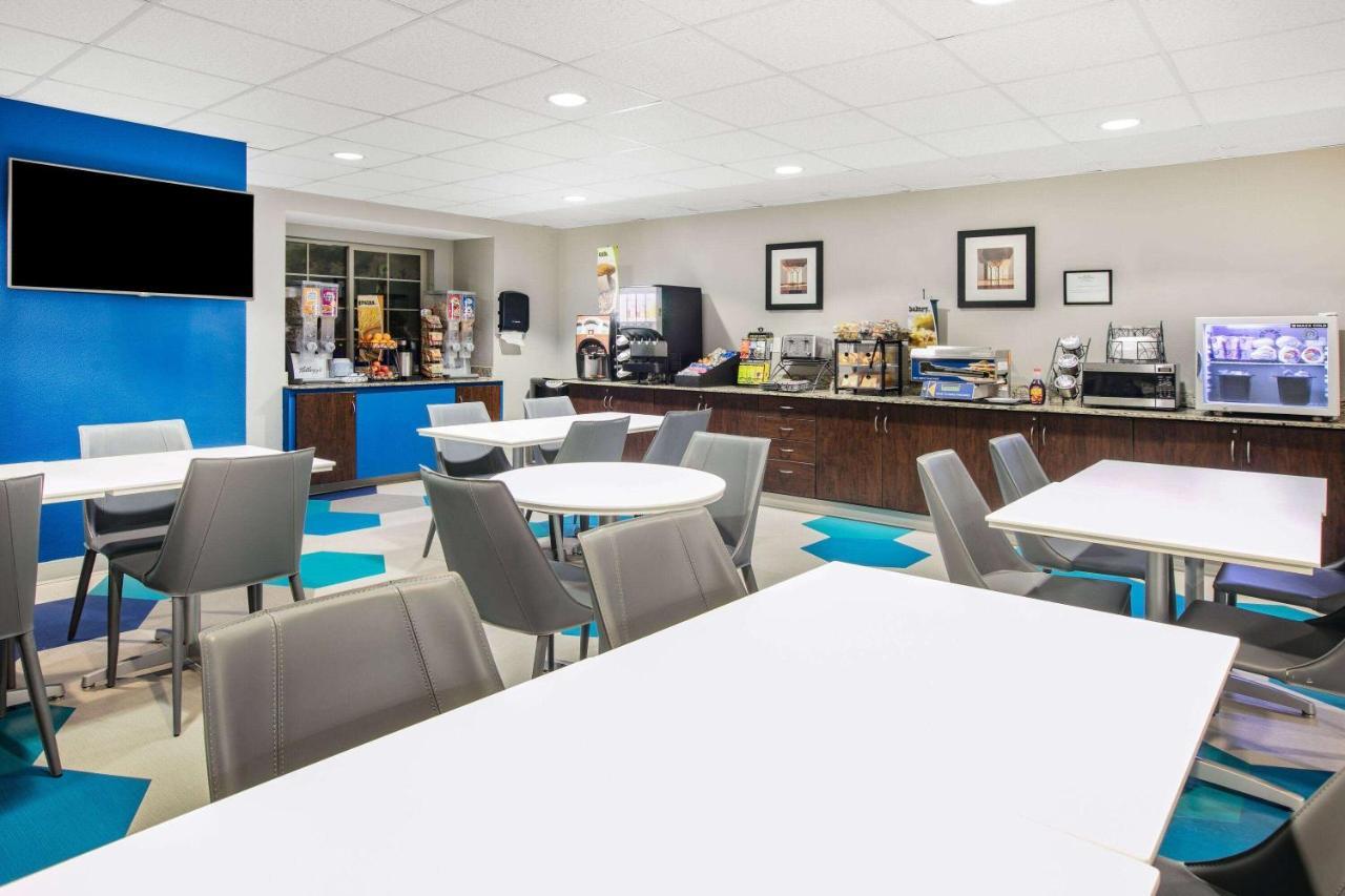 Microtel Inn & Suites By Wyndham Austin Airport Extérieur photo