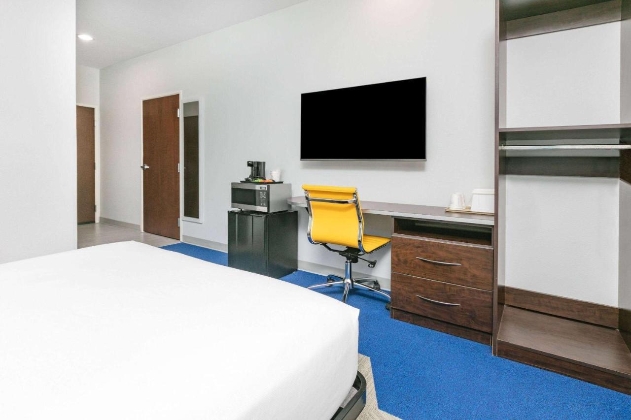 Microtel Inn & Suites By Wyndham Austin Airport Extérieur photo