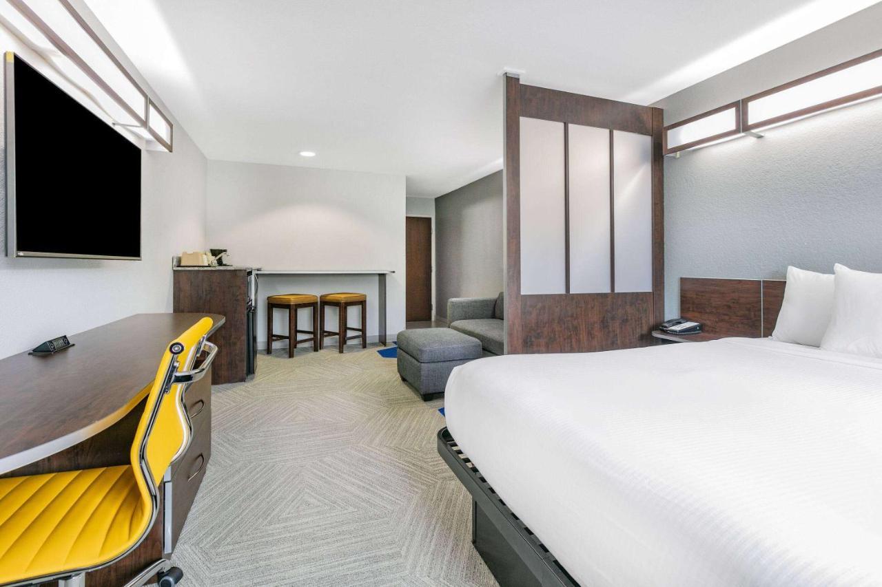 Microtel Inn & Suites By Wyndham Austin Airport Extérieur photo